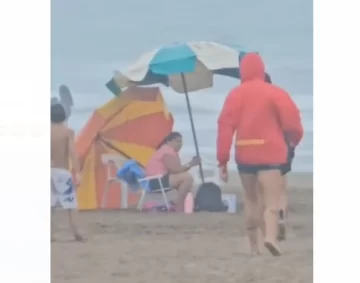 Vio la sombrilla de los guardavidas vacía y se acomodó a tomar mate
