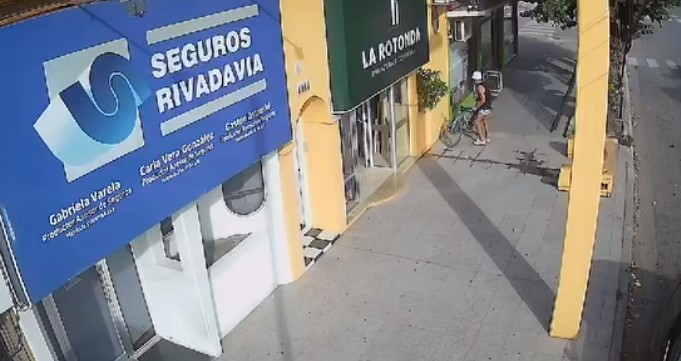 Entró a comprar pan y en pocos minutos le robaron la bicicleta
