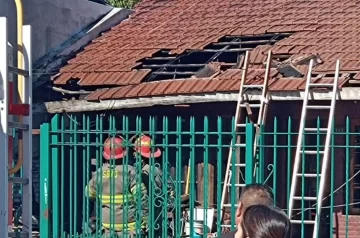 Quisieron combatir los mosquitos con los consejos de un video y se les prendió fuego la casa