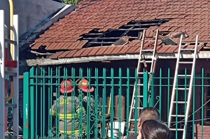 Quisieron combatir los mosquitos con los consejos de un video y se les prendió fuego la casa