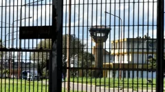 Batán: fue de visita a la cárcel y quiso entrar cocaína dentro de un vigilante