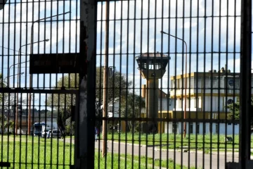 Batán: fue de visita a la cárcel y quiso entrar cocaína dentro de un vigilante