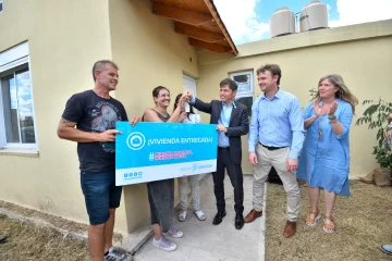 Kicillof entregó viviendas y firmó convenios para obras por $1.500 millones