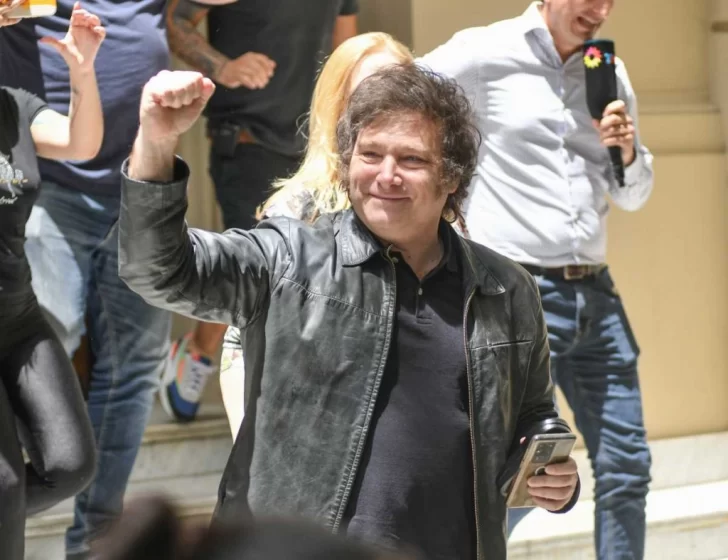 “Estamos a nada de la dolarización”, aseguró Milei