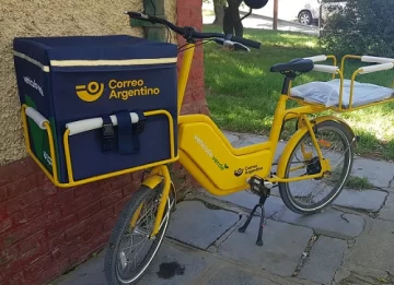 Llegó un vehículo verde a la oficina de correos de Fernández