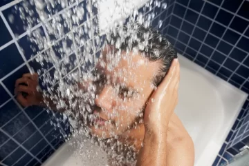 Demandó a su marido por no bañarse y ahora deberá resarcirla con 15 mil dólares