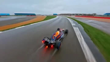 Video: el espectacular dron que graba y viaja a la misma velocidad que un auto de Fórmula 1