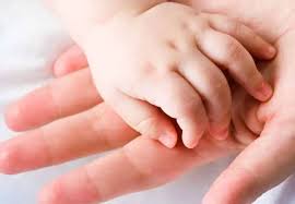 Buscan Familias Solidarias para acompañar a una mamá adolescente