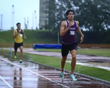Gran presentación de los atletas necochenses bajo un diluvio en Mar del Plata