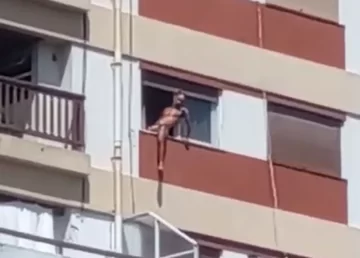 El temerario método de un marplatense para tomar sol desde su departamento
