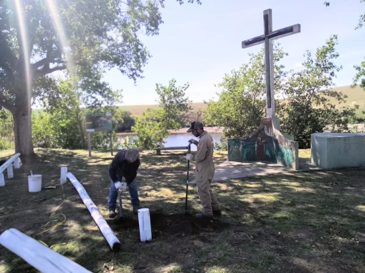 Ultiman detalles en la ribera para el Vía Crucis