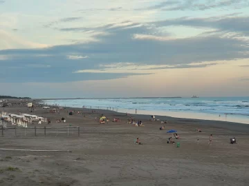 En una playa junto al mar: impecable atardecer de marzo de Necochea