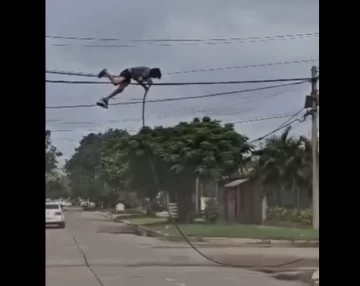 Sorprendieron a un ladrón colgado y robando cables
