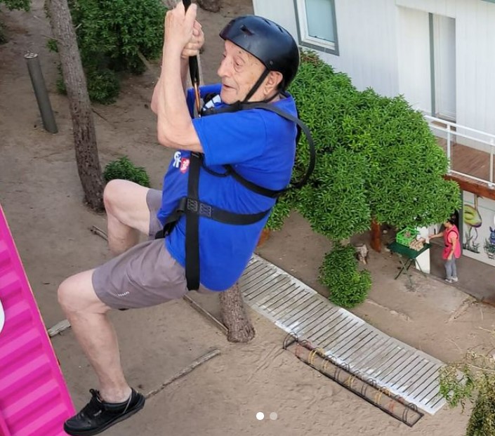 Cumplió 89 años y se animó a tirarse de la tirolesa del Lago de los Cisnes