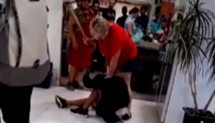 Video: se cansó de que le robaran y le dio una golpiza al ladrón con un palo de amasar