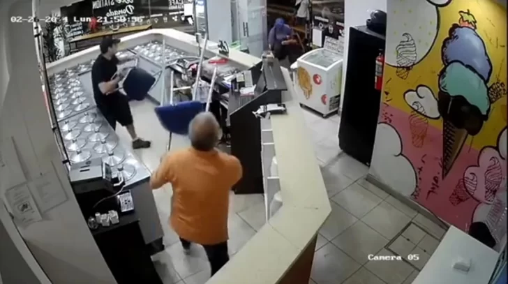 Video: sillazos y palazos entre el encargado de una heladería y supuestos vendedores ambulantes