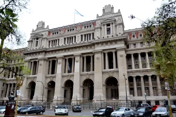 Ministerio de Justicia: “Había un señor en musculosa y ojotas haciendo milanesas”