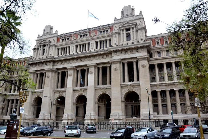 Ministerio de Justicia: “Había un señor en musculosa y ojotas haciendo milanesas”