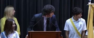 Dos alumnos se desmayaron durante el acto de Milei