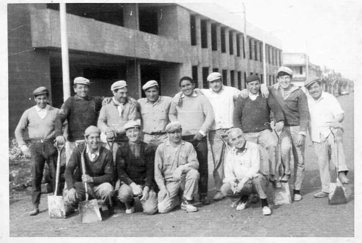 ¿Qué edificio están construyendo estos albañiles?