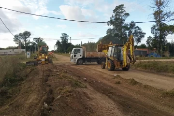 Reparan y mantienen varias calles de tierra