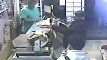 Entró a una despensa, pesó la droga en la balanza y se fue: mirá el video