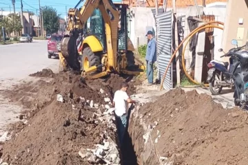 Importante para el barrio: extienden la red cloacal de avenida 91