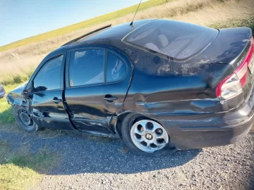 Agarró un pozo en ruta 86, reventó una goma y chocó contra el guardarrail