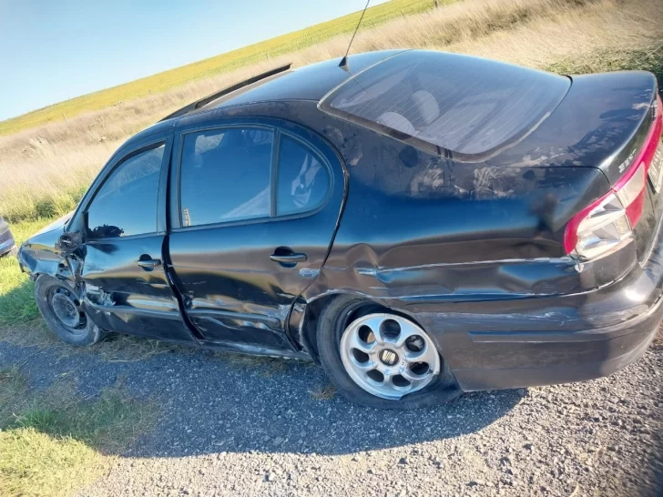 Agarró un pozo en ruta 86, reventó una goma y chocó contra el guardarrail