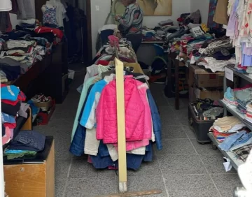 Llegó a la feria del hospital ropa de abrigo para los más chiquitos