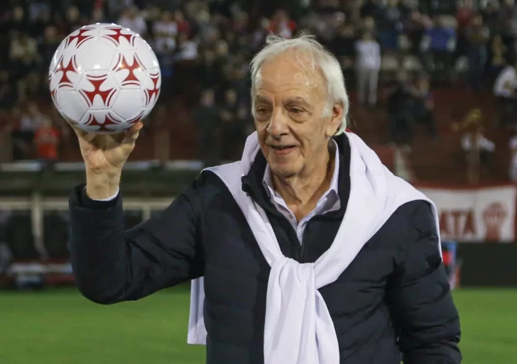 Menotti permanece internado y continúa la preocupación por su estado de salud