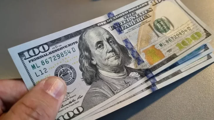 El dólar oficial marcó un salto en su precio y cerró por encima de los $1.400 tras la elección bonaerense