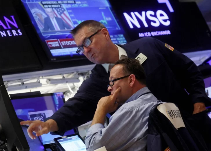 El riesgo país sigue a la baja: cayó por debajo de los 1.200 puntos en medio de otra escalada de los bonos