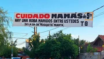 Insólito pasacalle advierte sobre una “roba maridos” en un colegio