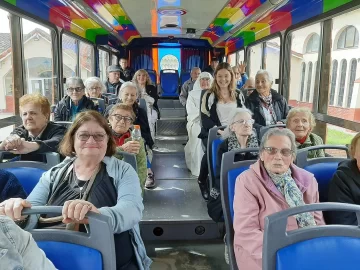Los abuelos del García Landera salieron de paseo en el Trencito de la Alegría