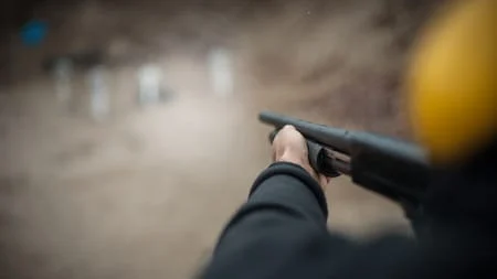 Paró a cambiar la rueda en la ruta y lo asaltaron con una escopeta recortada