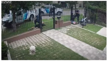 Se estrellaron contra el frente de una casa tras ser perseguidos por evadir un control policial