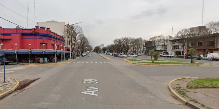 Le abrieron el auto y le robaron la cartera y un celular