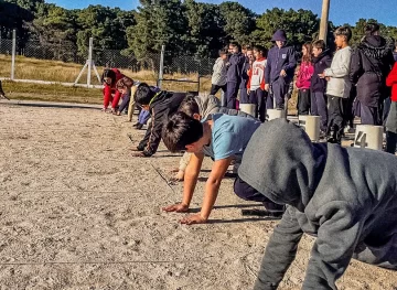 Más de 300 alumnos de 5º Año de la Primaria pasaron por la pista de atletismo