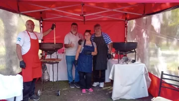 Ventas de paella, rabas y papás fritas en la plaza Dardo Rocha