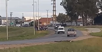 Amigos de los motociclistas fallecidos se reúnen cada día en la rotonda donde fue el accidente