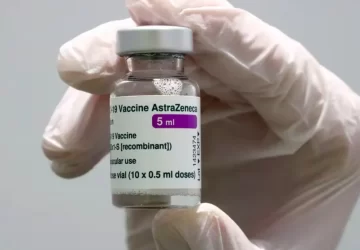 Una mujer demandó al Estado y AstraZeneca por más de 90 millones por la vacuna del COVID