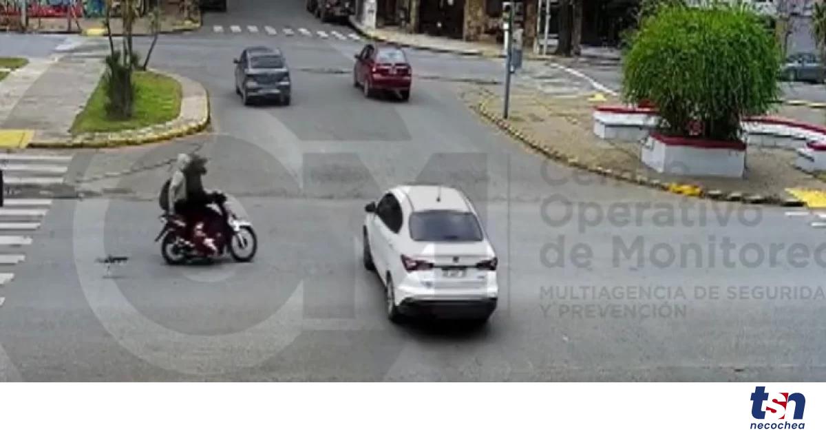 Moto pasa el semáforo en rojo y embiste de lleno a un auto | TSN Necochea