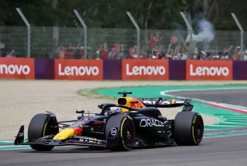 F1: Verstappen aguantó la embestida final de Norris y se quedó con el Gran Premio de Emilia Romaña