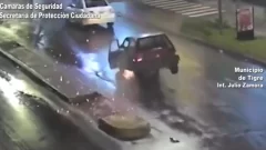 Casi termina en tragedia: manejaba borracho y chocó contra un cantero