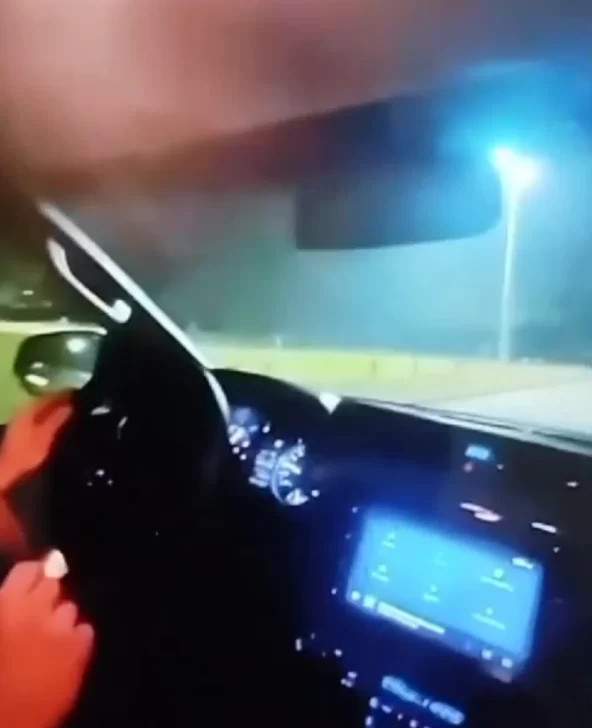 Se filmaron manejando a 180km/h en el Parque: les secuestraron el vehículo