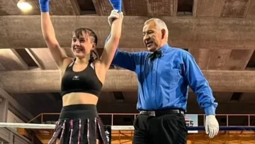 Araí Leoz ganó con claridad en su debut profesional y se quedó con el título