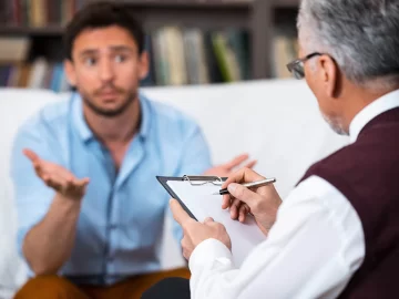 Ejercía como psicólogo, pero no tenía el título habilitante