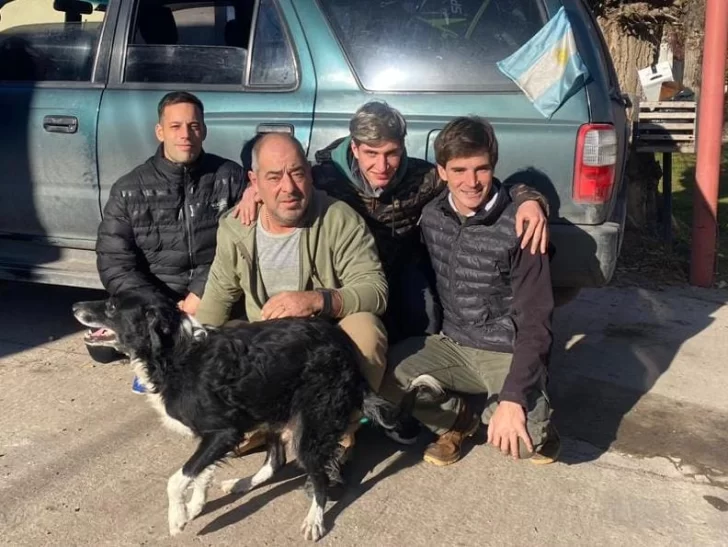 El Tano Cafiel y sus alumnos dan energía a una escuela de los Esteros del Iberá