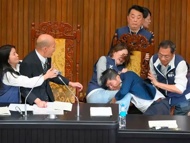 enfrentamiento-paralamento-taiwan-1